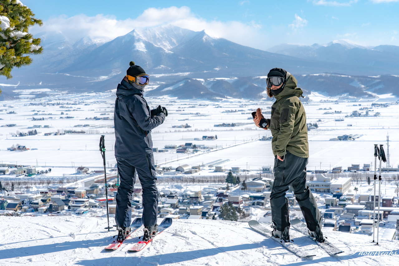 中富良野町北星スキー場から上富良野町日の出スキー場へ。Permanent Union 札幌正規ディーラー『5&.』オーナー・河関憲幸さんと滑る、絶景の富良野ローカルスキー場巡り。